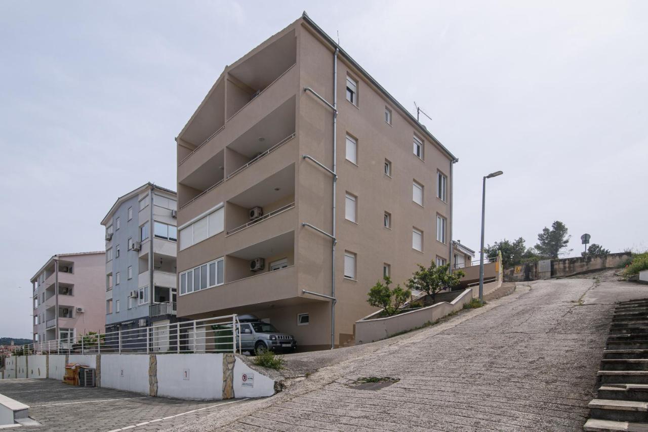 Apartment Kvesic Trogir Exterior photo